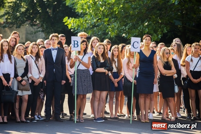 Zdjęcie w galerii na portalu naszraciborz.pl: Pierwszy dzwonek w Mickiewiczu wiadomości z regionu