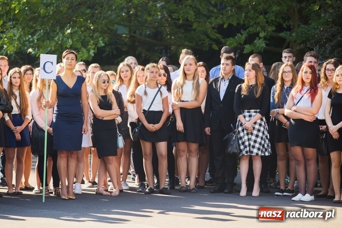 Zdjęcie w galerii na portalu naszraciborz.pl: Pierwszy dzwonek w Mickiewiczu wiadomości z regionu