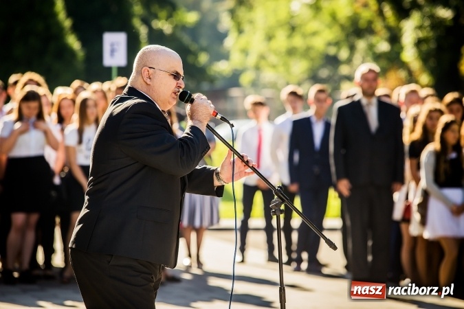 Zdjęcie w galerii na portalu naszraciborz.pl: Pierwszy dzwonek w Mickiewiczu wiadomości z regionu