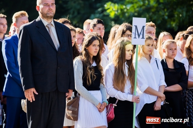 Zdjęcie w galerii na portalu naszraciborz.pl: Pierwszy dzwonek w Mickiewiczu wiadomości z regionu