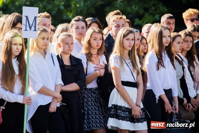 Zdjęcie w galerii na portalu naszraciborz.pl: Pierwszy dzwonek w Mickiewiczu wiadomości z regionu