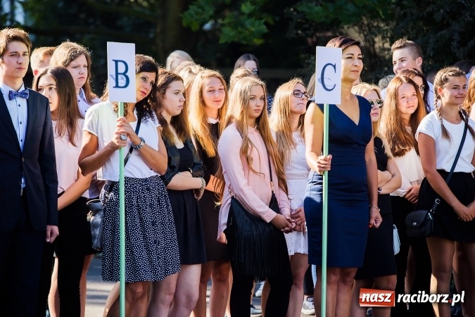 Zdjęcie w galerii na portalu naszraciborz.pl: Pierwszy dzwonek w Mickiewiczu wiadomości z regionu