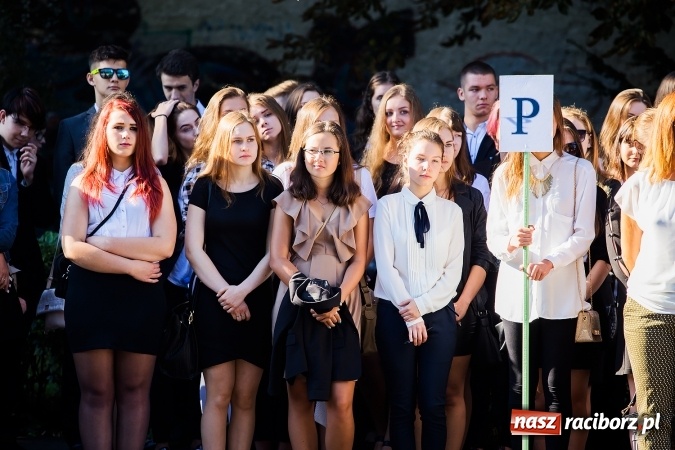 Zdjęcie w galerii na portalu naszraciborz.pl: Pierwszy dzwonek w Mickiewiczu wiadomości z regionu