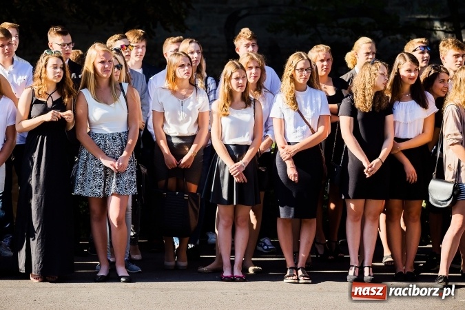Zdjęcie w galerii na portalu naszraciborz.pl: Pierwszy dzwonek w Mickiewiczu wiadomości z regionu