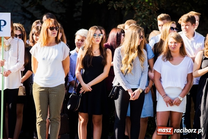 Zdjęcie w galerii na portalu naszraciborz.pl: Pierwszy dzwonek w Mickiewiczu wiadomości z regionu