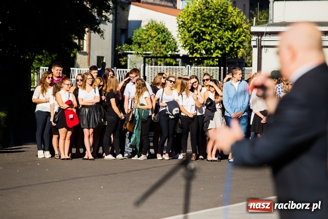 Zdjęcie w galerii na portalu naszraciborz.pl: Pierwszy dzwonek w Mickiewiczu wiadomości z regionu