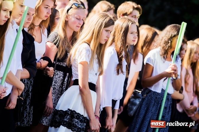 Zdjęcie w galerii na portalu naszraciborz.pl: Pierwszy dzwonek w Mickiewiczu wiadomości z regionu