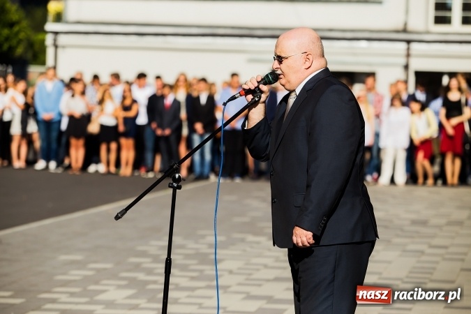 Zdjęcie w galerii na portalu naszraciborz.pl: Pierwszy dzwonek w Mickiewiczu wiadomości z regionu