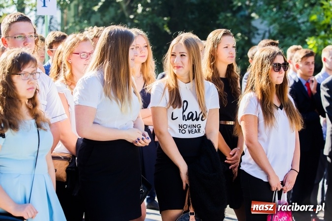 Zdjęcie w galerii na portalu naszraciborz.pl: Pierwszy dzwonek w Mickiewiczu wiadomości z regionu