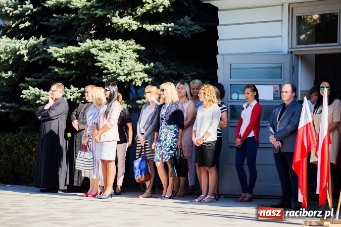 Zdjęcie w galerii na portalu naszraciborz.pl: Pierwszy dzwonek w Mickiewiczu wiadomości z regionu