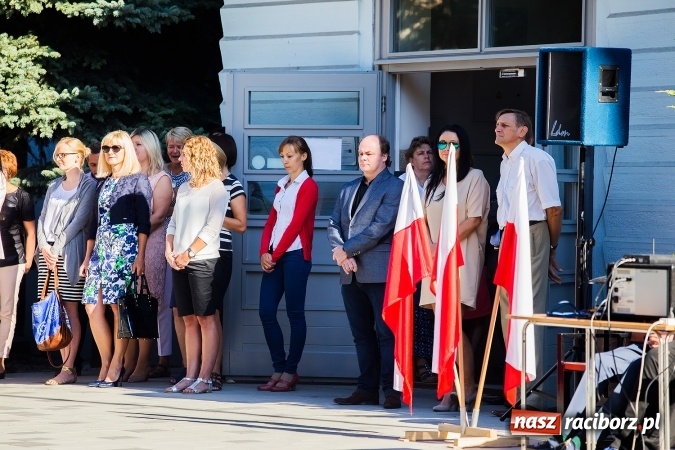 Zdjęcie w galerii na portalu naszraciborz.pl: Pierwszy dzwonek w Mickiewiczu wiadomości z regionu