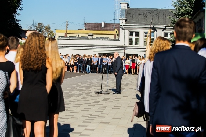Zdjęcie w galerii na portalu naszraciborz.pl: Pierwszy dzwonek w Mickiewiczu wiadomości z regionu