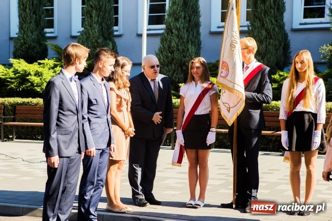 Zdjęcie w galerii na portalu naszraciborz.pl: Pierwszy dzwonek w Mickiewiczu wiadomości z regionu