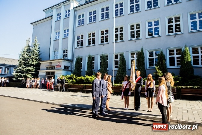 Zdjęcie w galerii na portalu naszraciborz.pl: Pierwszy dzwonek w Mickiewiczu wiadomości z regionu