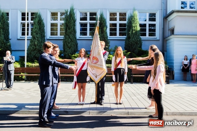 Zdjęcie w galerii na portalu naszraciborz.pl: Pierwszy dzwonek w Mickiewiczu wiadomości z regionu