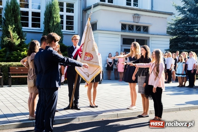 Zdjęcie w galerii na portalu naszraciborz.pl: Pierwszy dzwonek w Mickiewiczu wiadomości z regionu