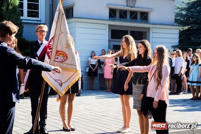 Zdjęcie w galerii na portalu naszraciborz.pl: Pierwszy dzwonek w Mickiewiczu wiadomości z regionu