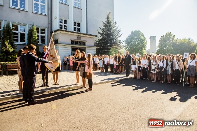 Zdjęcie w galerii na portalu naszraciborz.pl: Pierwszy dzwonek w Mickiewiczu wiadomości z regionu