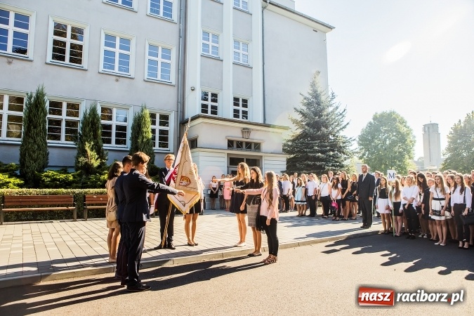 Zdjęcie w galerii na portalu naszraciborz.pl: Pierwszy dzwonek w Mickiewiczu wiadomości z regionu