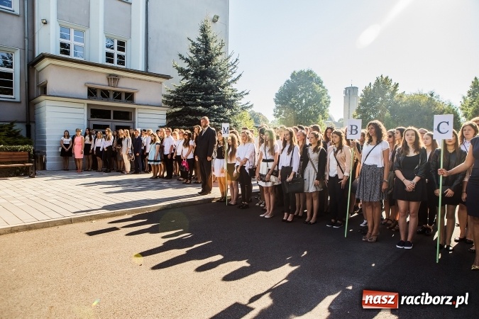 Zdjęcie w galerii na portalu naszraciborz.pl: Pierwszy dzwonek w Mickiewiczu wiadomości z regionu