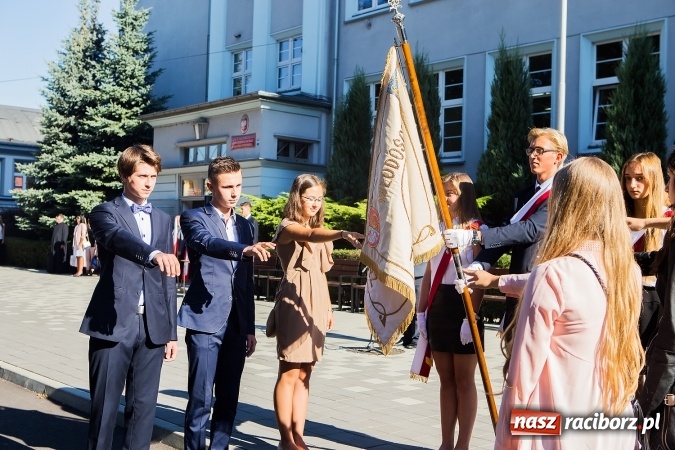 Zdjęcie w galerii na portalu naszraciborz.pl: Pierwszy dzwonek w Mickiewiczu wiadomości z regionu