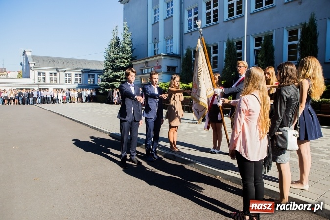 Zdjęcie w galerii na portalu naszraciborz.pl: Pierwszy dzwonek w Mickiewiczu wiadomości z regionu