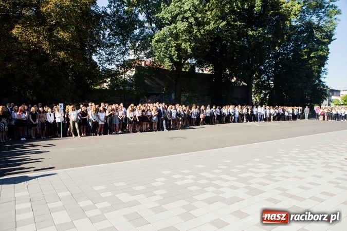 Zdjęcie w galerii na portalu naszraciborz.pl: Pierwszy dzwonek w Mickiewiczu wiadomości z regionu