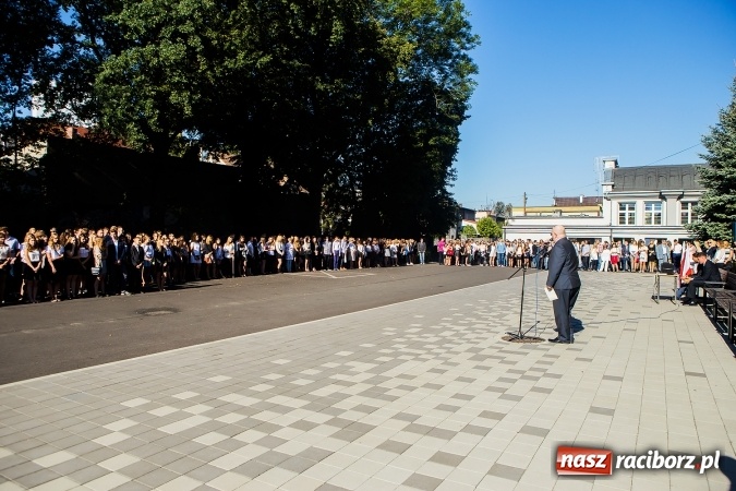Zdjęcie w galerii na portalu naszraciborz.pl: Pierwszy dzwonek w Mickiewiczu wiadomości z regionu