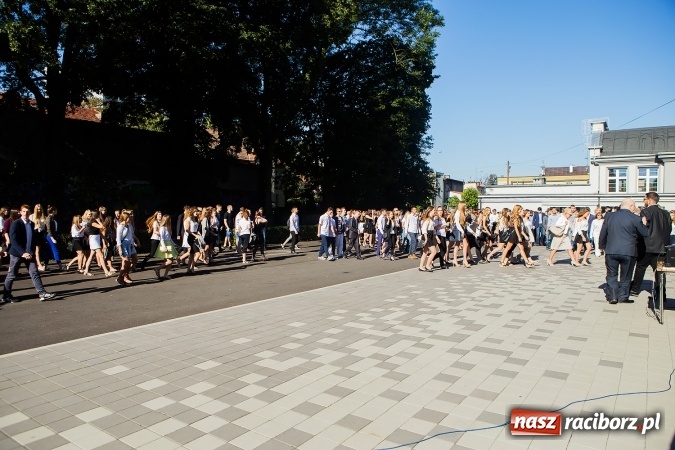 Zdjęcie w galerii na portalu naszraciborz.pl: Pierwszy dzwonek w Mickiewiczu wiadomości z regionu
