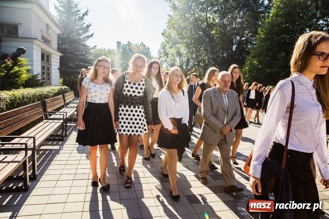 Zdjęcie w galerii na portalu naszraciborz.pl: Pierwszy dzwonek w Mickiewiczu wiadomości z regionu