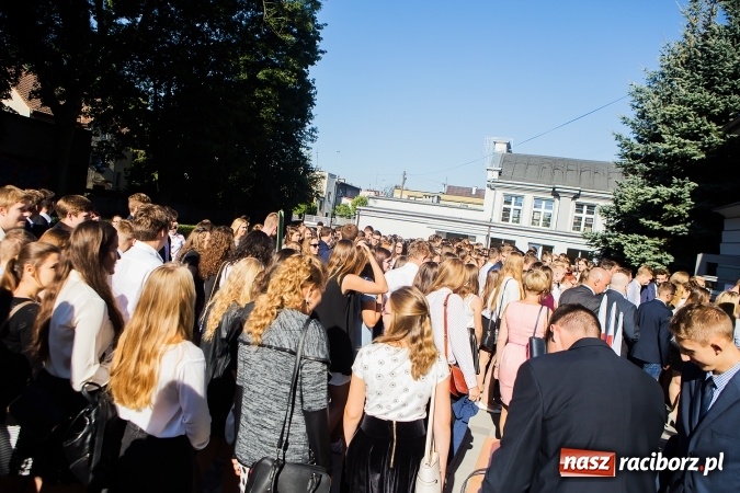 Zdjęcie w galerii na portalu naszraciborz.pl: Pierwszy dzwonek w Mickiewiczu wiadomości z regionu