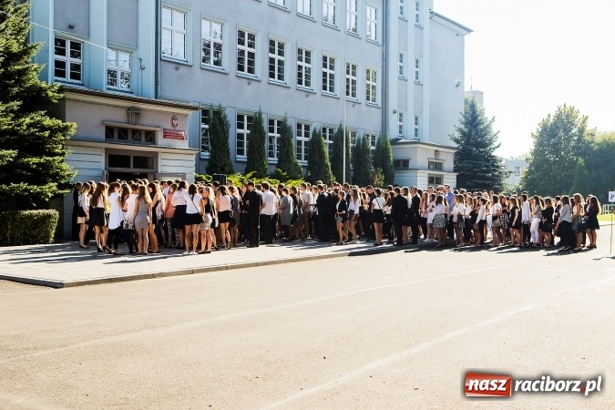 Zdjęcie w galerii na portalu naszraciborz.pl: Pierwszy dzwonek w Mickiewiczu wiadomości z regionu
