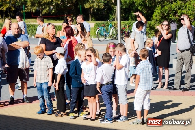 Zdjęcie w galerii na portalu naszraciborz.pl: Wakacje już minęły, nauki przyszedł czas! Rozpoczęcie roku szkolnego w SP 15 wiadomości z regionu