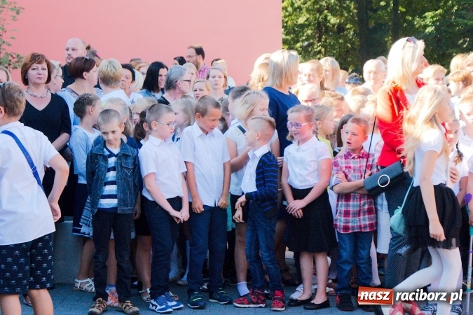 Zdjęcie w galerii na portalu naszraciborz.pl: Wakacje już minęły, nauki przyszedł czas! Rozpoczęcie roku szkolnego w SP 15 wiadomości z regionu