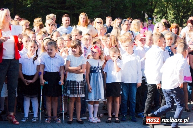 Zdjęcie w galerii na portalu naszraciborz.pl: Wakacje już minęły, nauki przyszedł czas! Rozpoczęcie roku szkolnego w SP 15 wiadomości z regionu