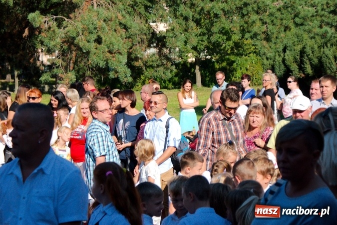 Zdjęcie w galerii na portalu naszraciborz.pl: Wakacje już minęły, nauki przyszedł czas! Rozpoczęcie roku szkolnego w SP 15 wiadomości z regionu