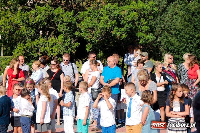 Zdjęcie w galerii na portalu naszraciborz.pl: Wakacje już minęły, nauki przyszedł czas! Rozpoczęcie roku szkolnego w SP 15 wiadomości z regionu
