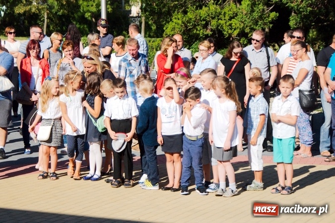 Zdjęcie w galerii na portalu naszraciborz.pl: Wakacje już minęły, nauki przyszedł czas! Rozpoczęcie roku szkolnego w SP 15 wiadomości z regionu