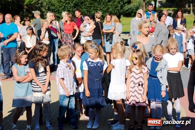 Zdjęcie w galerii na portalu naszraciborz.pl: Wakacje już minęły, nauki przyszedł czas! Rozpoczęcie roku szkolnego w SP 15 wiadomości z regionu