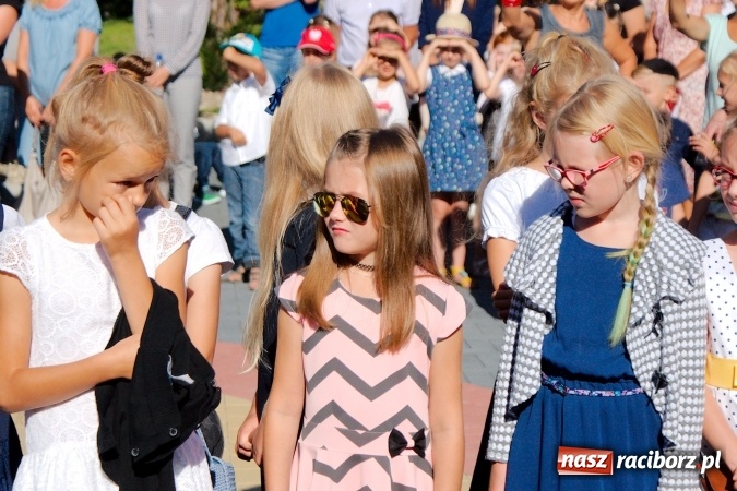 Zdjęcie w galerii na portalu naszraciborz.pl: Wakacje już minęły, nauki przyszedł czas! Rozpoczęcie roku szkolnego w SP 15 wiadomości z regionu