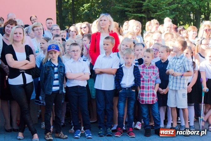 Zdjęcie w galerii na portalu naszraciborz.pl: Wakacje już minęły, nauki przyszedł czas! Rozpoczęcie roku szkolnego w SP 15 wiadomości z regionu