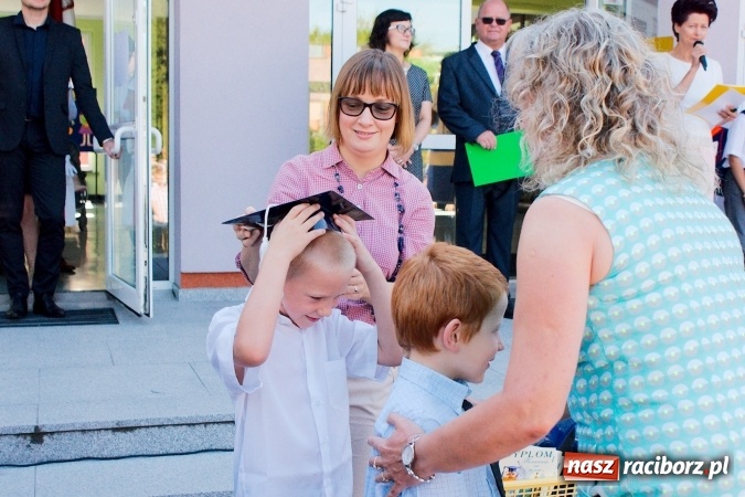 Zdjęcie w galerii na portalu naszraciborz.pl: Wakacje już minęły, nauki przyszedł czas! Rozpoczęcie roku szkolnego w SP 15 wiadomości z regionu