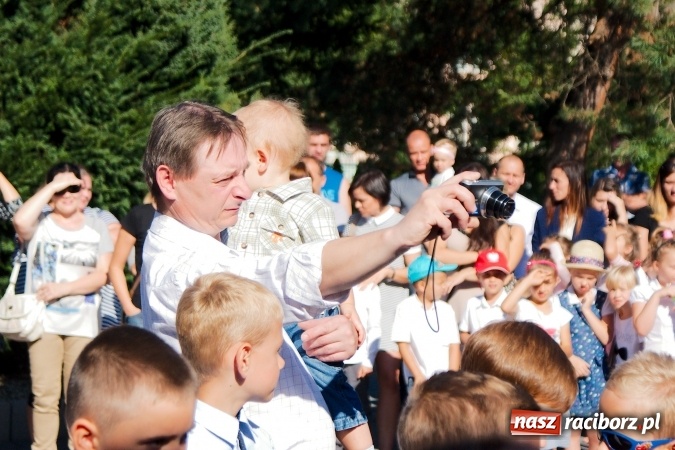 Zdjęcie w galerii na portalu naszraciborz.pl: Wakacje już minęły, nauki przyszedł czas! Rozpoczęcie roku szkolnego w SP 15 wiadomości z regionu