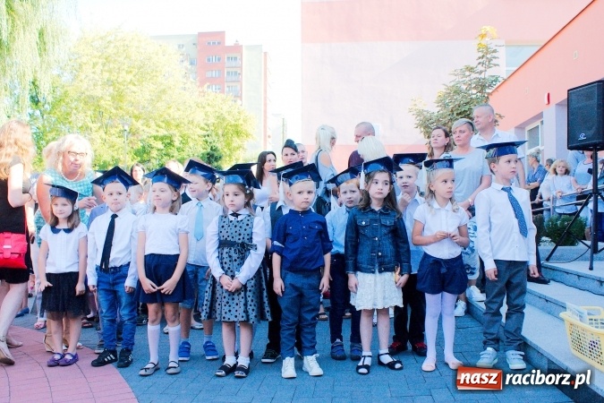 Zdjęcie w galerii na portalu naszraciborz.pl: Wakacje już minęły, nauki przyszedł czas! Rozpoczęcie roku szkolnego w SP 15 wiadomości z regionu