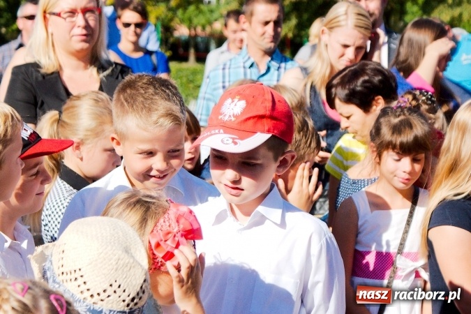 Zdjęcie w galerii na portalu naszraciborz.pl: Wakacje już minęły, nauki przyszedł czas! Rozpoczęcie roku szkolnego w SP 15 wiadomości z regionu