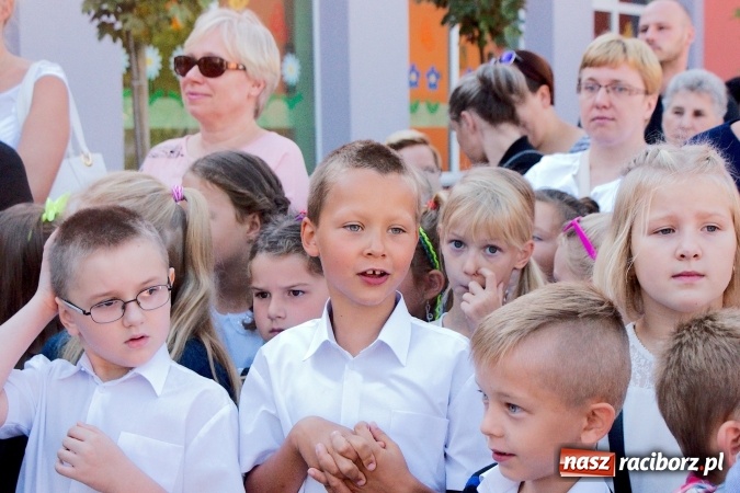 Zdjęcie w galerii na portalu naszraciborz.pl: Wakacje już minęły, nauki przyszedł czas! Rozpoczęcie roku szkolnego w SP 15 wiadomości z regionu