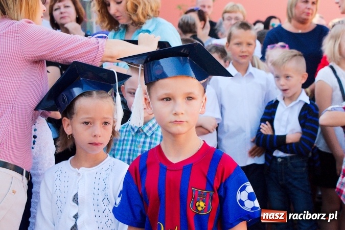 Zdjęcie w galerii na portalu naszraciborz.pl: Wakacje już minęły, nauki przyszedł czas! Rozpoczęcie roku szkolnego w SP 15 wiadomości z regionu