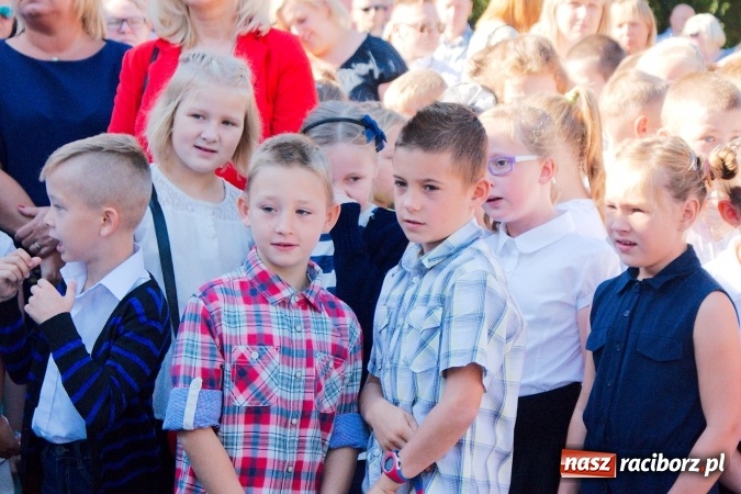 Zdjęcie w galerii na portalu naszraciborz.pl: Wakacje już minęły, nauki przyszedł czas! Rozpoczęcie roku szkolnego w SP 15 wiadomości z regionu