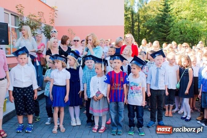 Zdjęcie w galerii na portalu naszraciborz.pl: Wakacje już minęły, nauki przyszedł czas! Rozpoczęcie roku szkolnego w SP 15 wiadomości z regionu