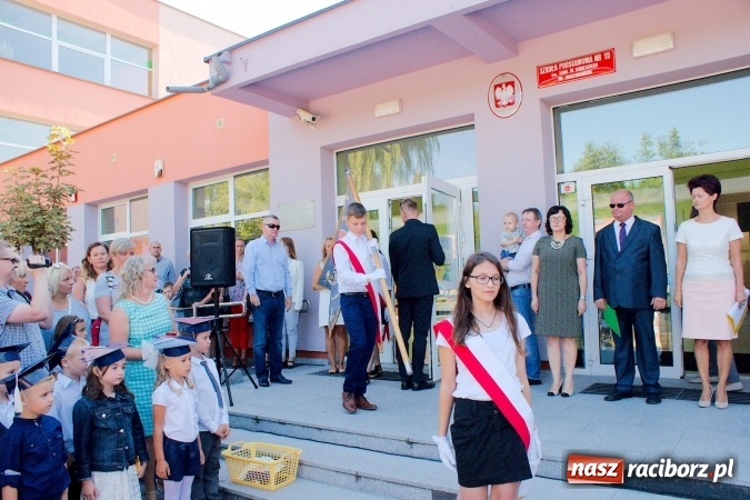 Zdjęcie w galerii na portalu naszraciborz.pl: Wakacje już minęły, nauki przyszedł czas! Rozpoczęcie roku szkolnego w SP 15 wiadomości z regionu